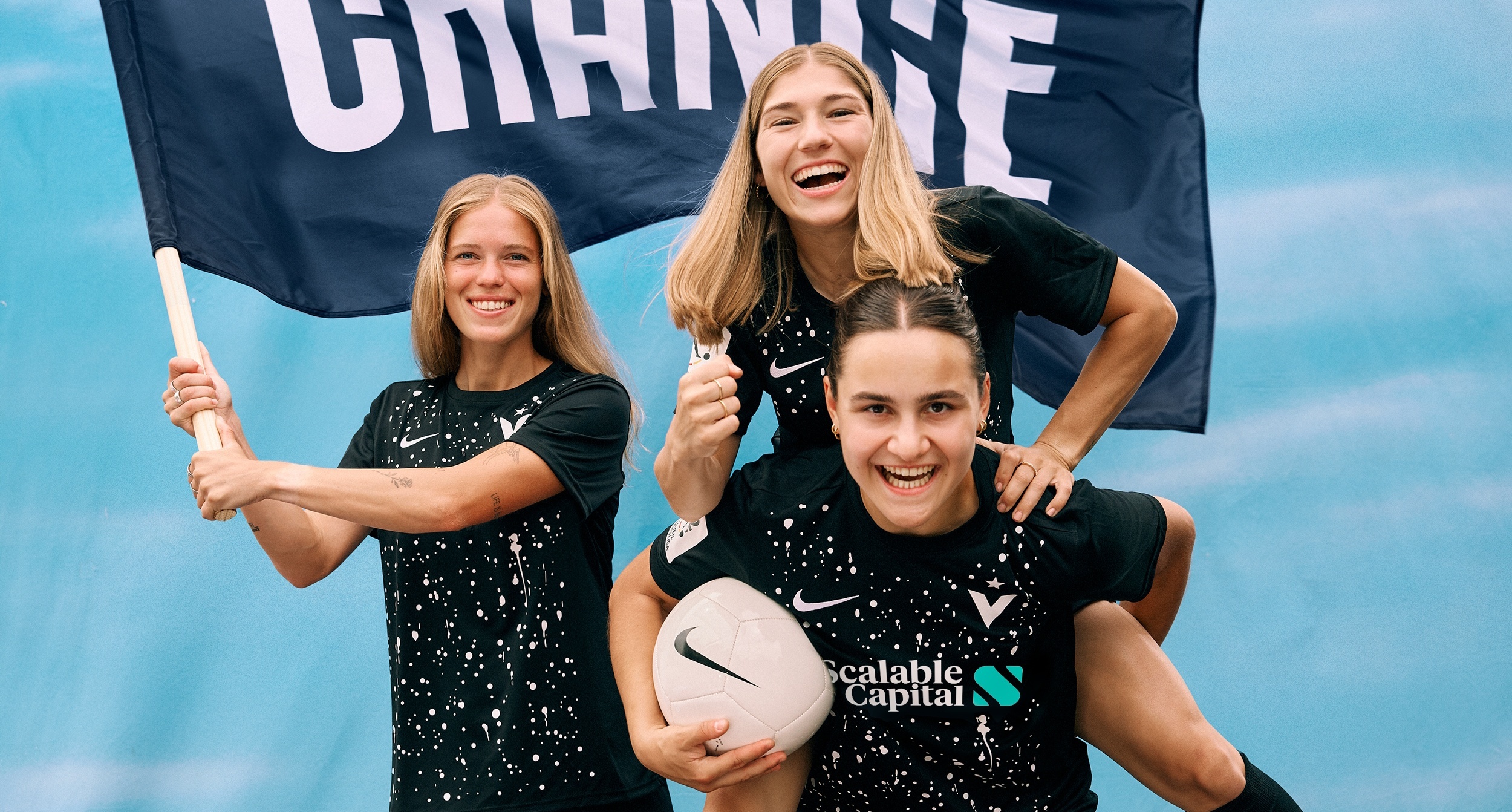 Fußballerinnen des FC Viktoria Berlin tragen künftig Trikots mit Scalable-Capital-Werbung